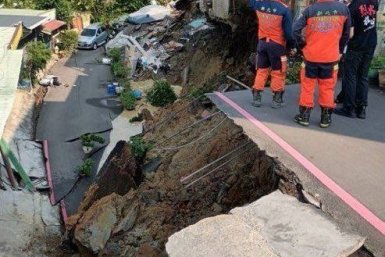 Последствия землетрясения на острове Тайвань Фото из социальных сетей с места событий
