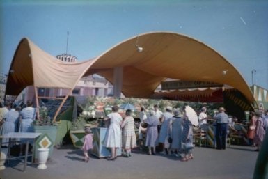 Покупатели на овощном рынке около метро &quotАрбатская&quot Иван Шагин, 1965 - 1969 год, г. Москва, Арбатская пл., МАММ/МДФ