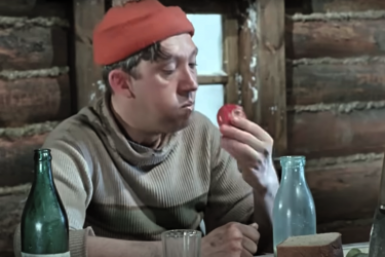 Юрий Никулин и  стандартные советские стеклянные бутылки Кадр из комедии &quotСамогонщики&quot, реж. Леонид Гайдай, &quotМосфильм&quot,  1961 г.