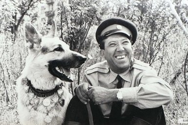Юрий Никулин и Мухтар кадр из фильма &quotКо мне, Мухтар!&quot (12+), 1965 год