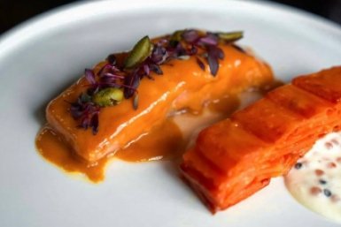 Нерка в морошковой глазури с морковным гратеном и икорным соусом