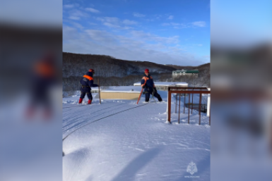 Сотрудники МЧС расчищают крыши социально значимых объеуктов пресс-служба ГУ МЧС России по Камчатскому краю