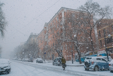 Пять сантиметров — сигнал для ЖКХ: как часто должны убирать снег с крыши Мария Смитюк, ИА PrimaMedia