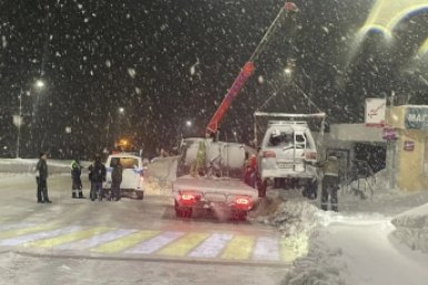Инспекторы эвакуируют автомобили, которые мешают расчистке дорог в столице Камчатки Госавтоинспекция по Камчатскому краю