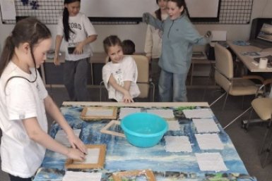 Мастер-класс по изготовлению бумаги из черновиков в Озерновском Пресс-служба Кроноцкого заповедника