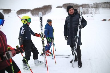 Валерий Калашников и юные горнолыжники Законодательное собрание Камчатского края