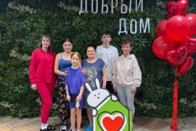 На фото — семьи с Камчатки, которые сейчас живут в &quotДобром доме&quot и борются за здоровье своих детей Благотворительная гостиница &quotДобрый дом&quot