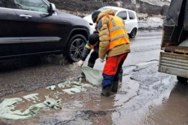 Дорожные службы укладывают мешки с песком в ямы пресс-служба Администрации ПКГО