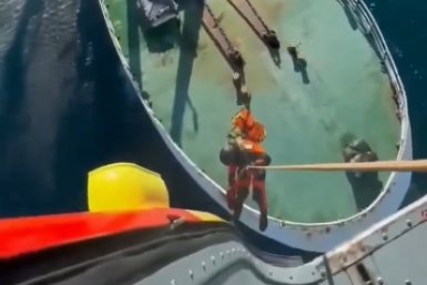 Спасоперация в Беринговом море Ростех. Скрин видео