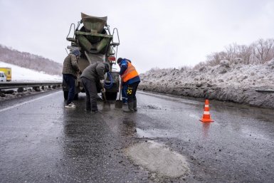 На Камчатке на трассе А-401 начался ямочный ремонт