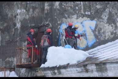 На Камчатке спасатели убирают мокрый снег с крыш