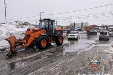 При столкновении погрузчика с джипом на Камчатке пострадала девушка 