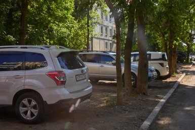 парковки во дворах, автомобили, машины, Дмитрий Осипчук, ИА PrimaMedia.ru