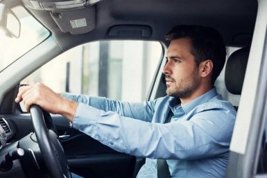 Одна привычка за рулём выдаёт вас с головой: что значит, если держите руль сверху? ИИ GigaChat (18+)