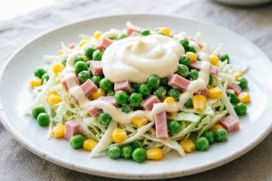 Весенний салат из капусты с ветчиной и горошком: проще не бывает — вкуснее не придумали