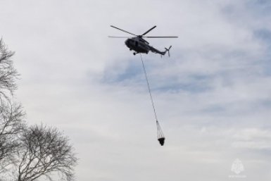 Экипаж Ми-8 отработал сброс воды на Халактырском озере перед началом сезона Пресс-служба ГУ МЧС России по КК 