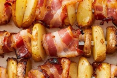 Картофельный шашлык с ароматом бекона: готовлю для друзей на шампурах и углях - компания в восторге