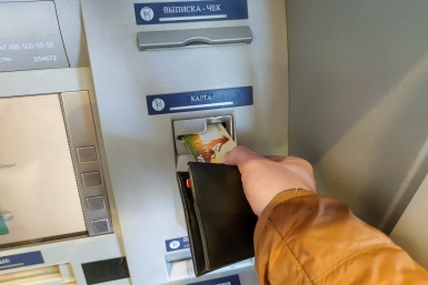 В ГД поддержали идею разрешить россиянам снимать деньги без комиссии в банкомате