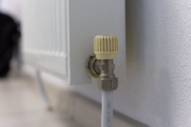 Вправе ли УК отключить тепло, если в квартире потекла батарея, и кому менять: ответ по ЖКХ