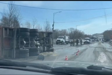 "КамАЗ" перевернулся на улице Пограничной в Петропавловске‑Камчатском