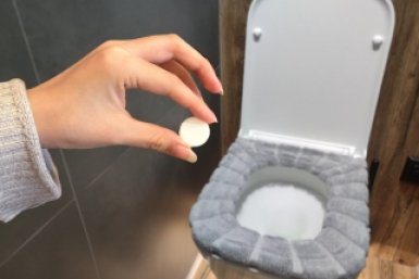 1 таблетка в бачок унитаза - и забыла про ершик на месяц: налета нет, а в санузле пахнет морем ИА KrasnodarMedia