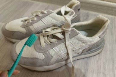 Протираю белую подошву старой щеткой с 1 средством: кроссовки как новые, а больше грязь не липнет ИА KrasnodarMedia