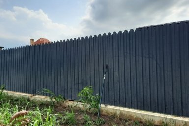 Соседка оказалась права: границу на даче определяют по забору, а не по документам – юрист