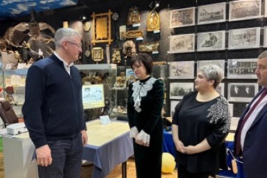 Артефакты с историей: губернатор Солодов пополнил коллекцию музея Усть‑Большерецка