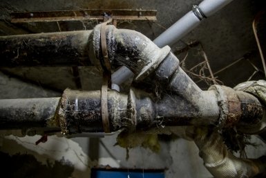 Трубы сгнили, а УК бездействует: как заставить службу ЖКХ починить водопровод