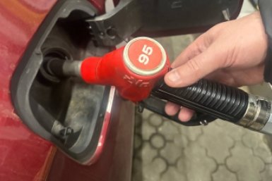 1 хитрость с заправочным пистолетом на АЗС заливает полный бак бензина: 1 кнопка - куда нажимать ИА SevastopolMedia