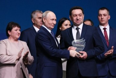 Владимир Путин вручил награду победителю премии &quotСлужение&quot Всероссийская ассоциация развития местного самоуправления (ВАРМСУ) 
