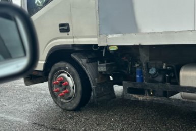 Для чего нужны такие шипы на колёсах у полуприцепов: вы точно не догадывались ИА SevastopolMedia