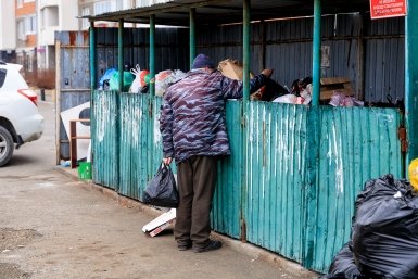 Штраф до 3000 рублей: что нельзя кидать в мусорный бак во дворе — категории отходов