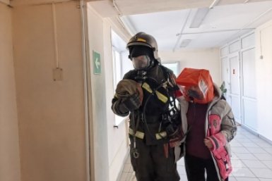 Вывод &quotпострадавшего&quot из здания во время учений пресс-служба ГУ МЧС России по Камчатскому краю