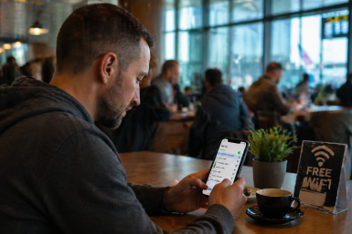 В публичных сетях Wi-Fi похищают данные карт: киберэксперты назвали признаки