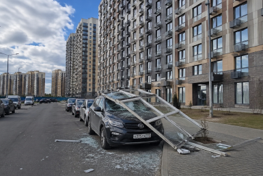 Остекление балкона упало на чужое авто: суд сказал, кто заплатит — не УК и не застройщик