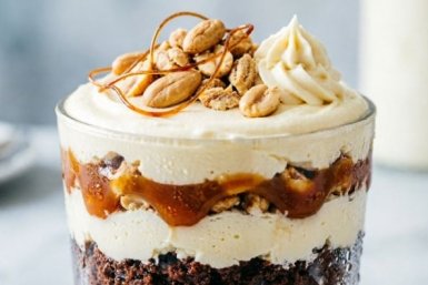 Трайфл "Сникерс": изысканный десерт в стакане - нежный бисквит, орехи и сгущенка