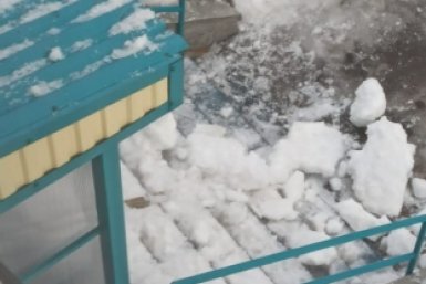 Жителей столицы Камчатки предупредили об опасности схода с крыш тяжелых снежных масс