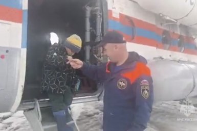 Людей эвакуировали на вертолете ГУ МЧС России по Камчатскому краю