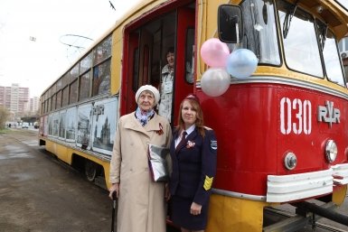 Для узницы концлагеря Пелагеи Ячменевой организовали поездку на ретро-трамвае в Иркутске