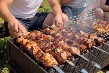 Никаких кефира и уксуса: Маринад для шашлыка от друга-грузина - мясо не горит, сочное