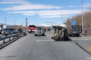 На Камчатке произошла серьезная авария с участием бензовоза и нескольких иномарок