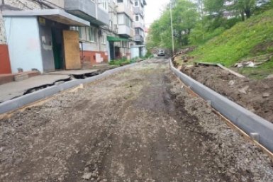 Асфальт уложат на улице Беляева, 8 во Владивостоке Пресс-служба администрации Владивостока