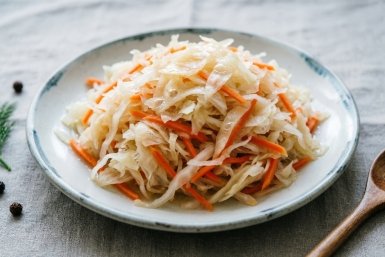Хрустящая капуста за одну ночь — вкуснее квашеной: простейший рецепт — и на ужин, и на праздник