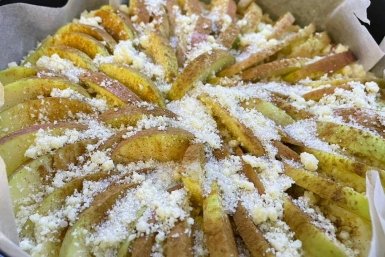 Возьмите яблоки, яйца, сахар: приготовить эту обалденную шарлотку из детства проще простого