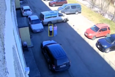 На Камчатке водитель микроавтобуса два раза за сутки задел соседский автомобиль Фрагмент видеозаписи