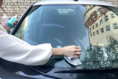 Заливаю это в бачок омывателя каждое лето: форсунки бьют мощным фонтаном, а лобовое стекло прозрачное как воздух ИА SevastopolMedia
