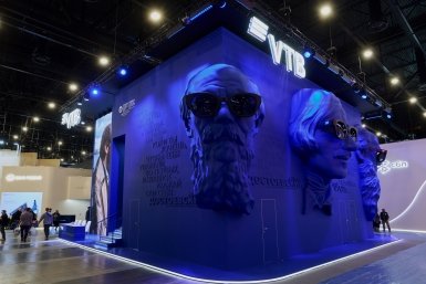 ВТБ превратил стенд на ПМЭФ в арт-инсталляцию с гигантскими головами классиков пресс-служба ВТБ