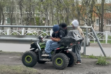 В Елизове инспекторы остановили квадроцикл с ребёнком за рулём и двумя детьми-пассажирами