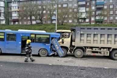 Грузовик столкнулся с пассажирским автобусом в столице Камчатки